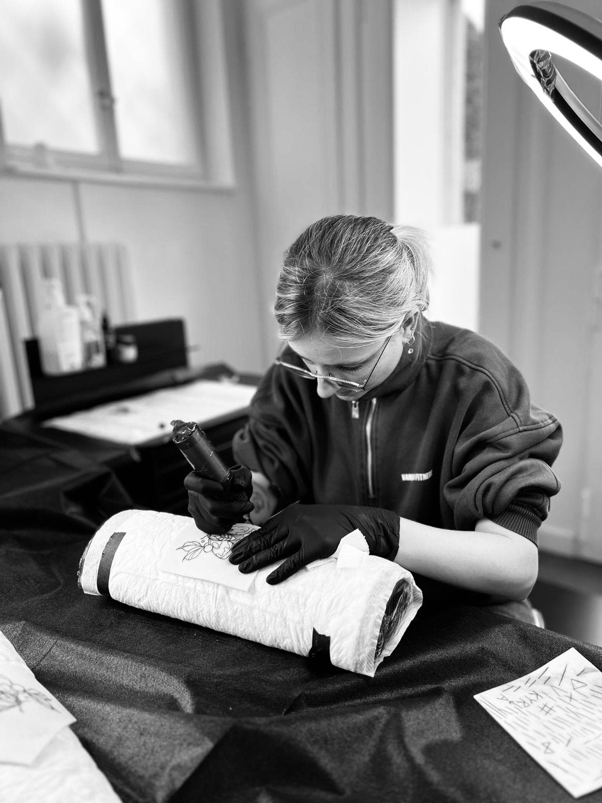 Kyra bei der Arbeit – konzentriert beim Tätowieren