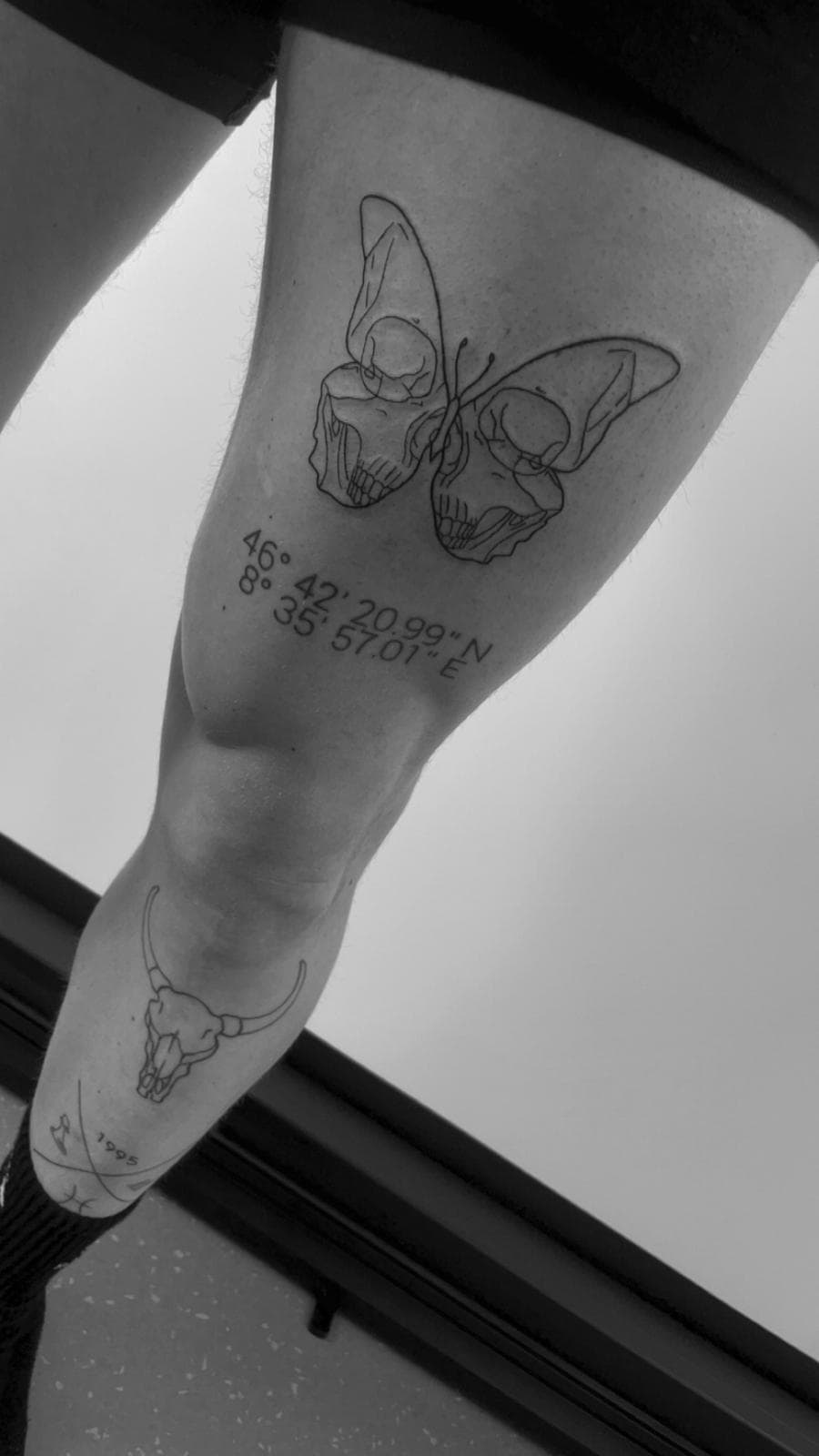 Schmetterling-Skull mit Koordinaten am Bein